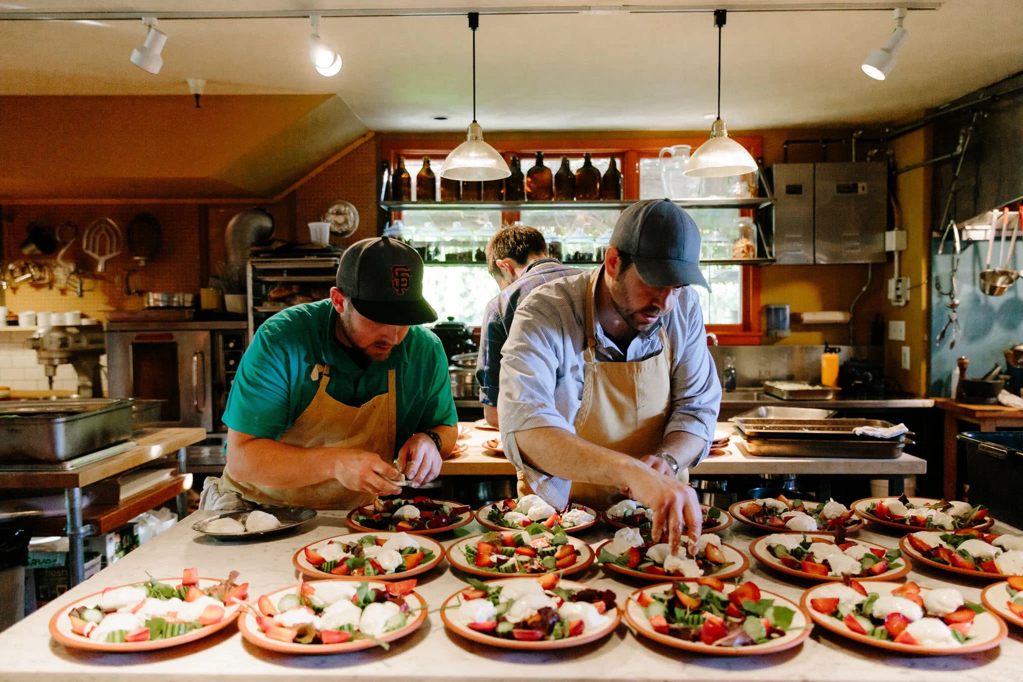 少妇视频 | 专业影视传媒与视频制作平台 | 激情释放创始团队在专业厨房中工作